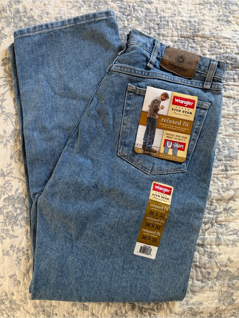 NWT Men’s 36x32 Wrangler Relaxed Fit Jeans in Light Blue Denim